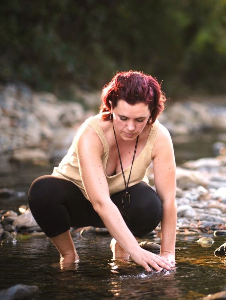 Gloria Herrero en el río conectando con la naturaleza para prepararse para una sesión de mediumnidad evidencial
